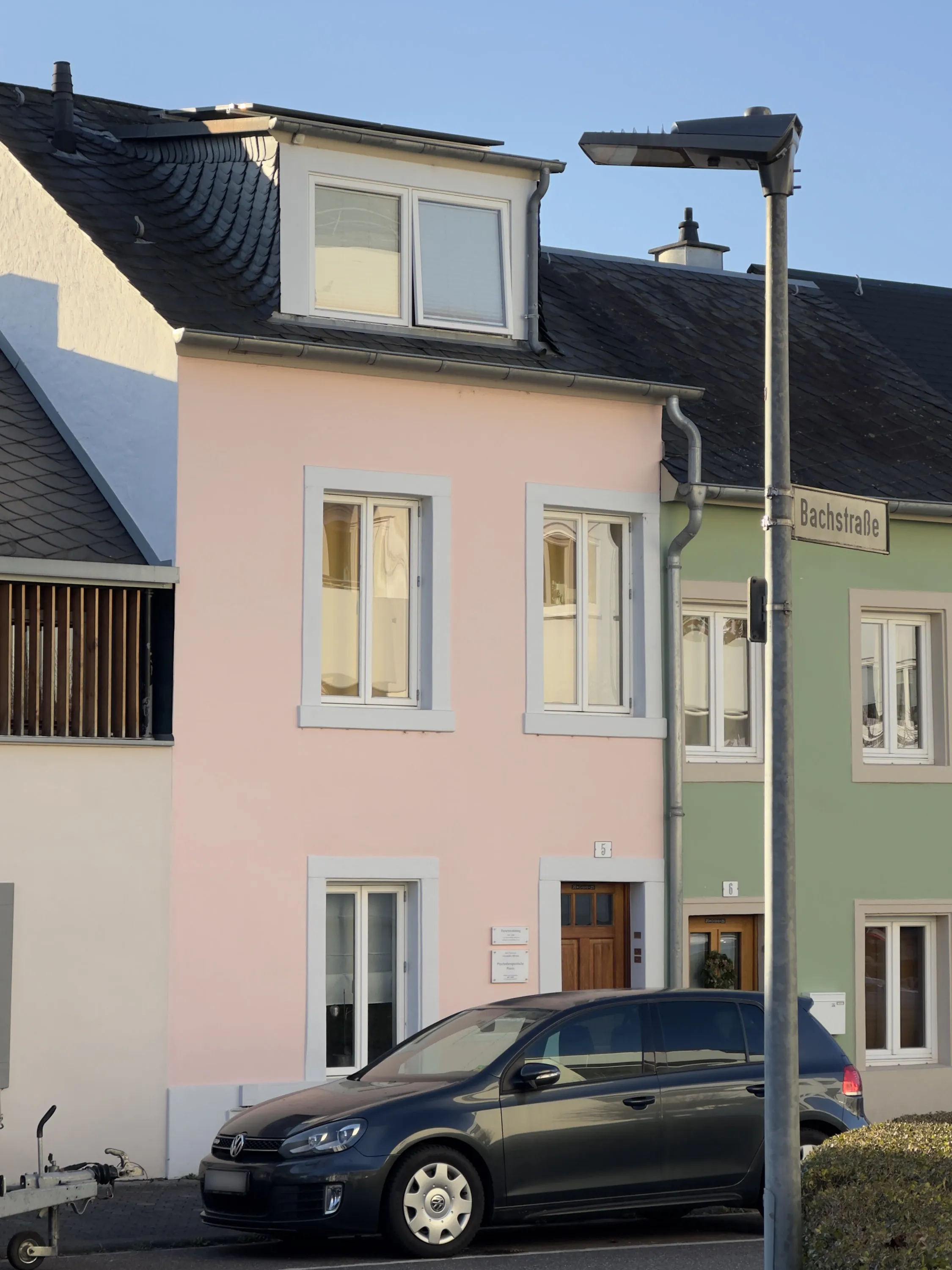 Straßenansicht des Hauses mit Ferienwohnung in den oberen beiden Stockwerken