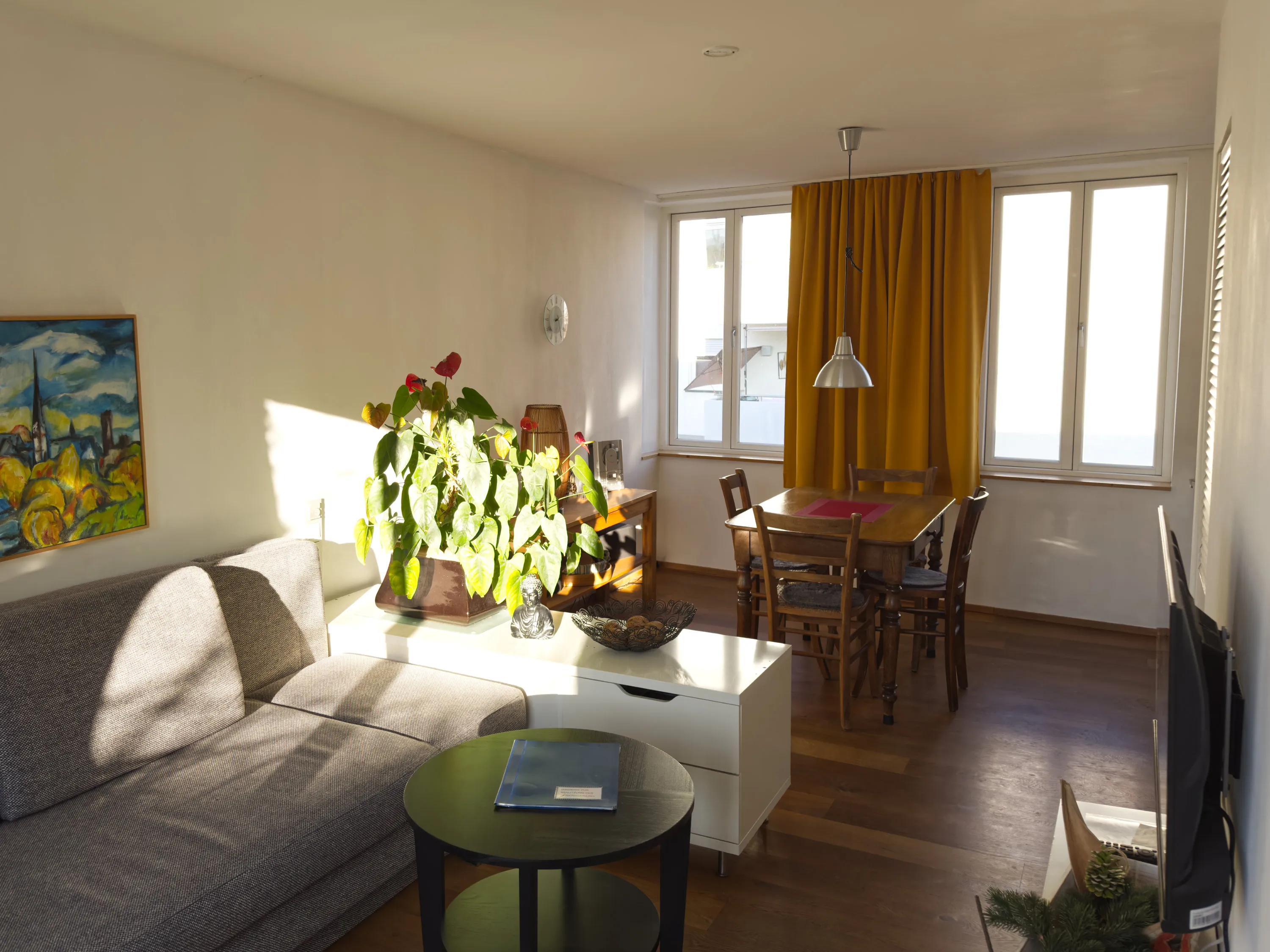 Blick ins offene Wohnzimmer